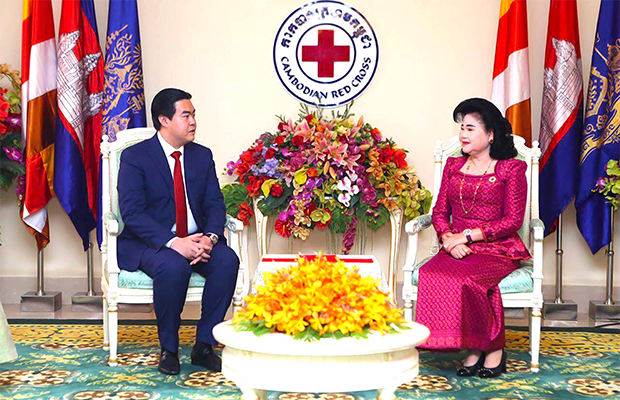 Neak Okhna Heng Sithy has donated the US $100,000 to the Cambodian Red Cross.