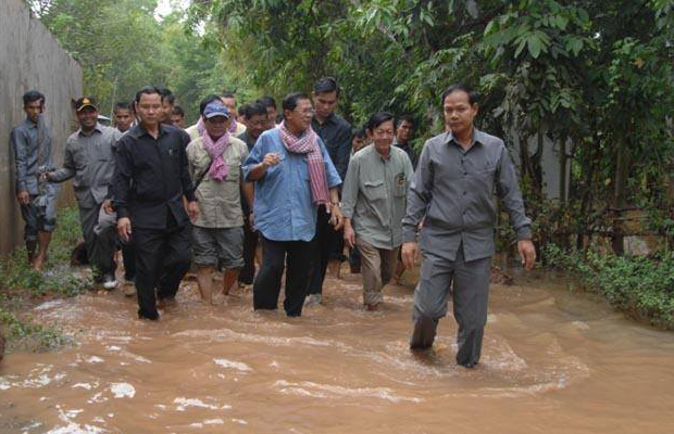 Lok Oknha Heng Sithy donated $ 100,000 for flooding in Cambodia